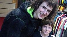 Adam Ondra a malý Toby Roberts