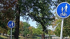 Park Dukelská v Budjovicích je plný znaek, které ukazují, kde koní a zaíná...