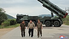 Severokorejský v�dce Kim �ong-un dohlí�í na zku�ební st�elbu z nového 600mm...