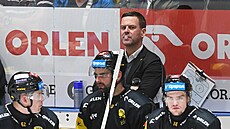 Kou� Karel Mlejnek na st�ída�ce hokejového Litvínova.