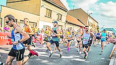 B�chovice. Závodníci polykají první metry neoby�ejného závodu.