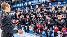 Hokejisté hradeckého Mountfieldu se fotí p�ed za�átkem extraligy.