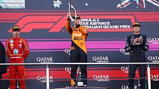 Zleva stíbrný Charles Leclerc, zlatý Oscar Piastri a bronzový George Russel na...