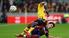 Tino Livramento z Newcastlu podebral skluzem Jean-Ricnera Bellegardeho z Wolves.