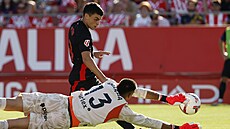 Pedri p�ekonává branká�e Girony Paula Gazzanigu a p�idává �tvrtý gól Barcelony.