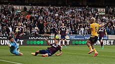 Mario Lemina z Wolves st�ílí gól v utkání proti Newcastlu.