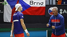 Radost po výhe Jakuba Meníka v utkání skupiny Davis Cupu ve Valencii proti...