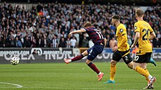 Harvey Barnes z Newcastlu st�ílí gól v utkání s Wolves.