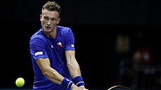 Ji�í Lehe�ka hraje bekhend v utkání skupiny Davis Cupu proti Francii.