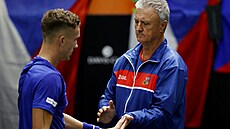 Jií Leheka si plácá s trenérem Jaroslavem Navrátilem bhem utkání skupiny...