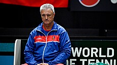 Zklamaný trenér �eského týmu tenist� Jaroslav Navrátil.