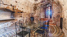 Klenby a st�ny z obrovských tufových blok� jasn� hovo�í o dávné historii...