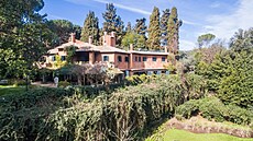 Vila je ukrytá v parku, pitom je vzdálená od Kolosea pouhých deset minut.