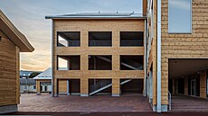 Stavba má vn�j�í st�ny a p�í�ky z 275 mm silného CLT trámu. Ten utvá�í nosnou...