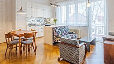 Na skv�le zrepasovaných parketách vynikly nejen staré opravené kusy nábytku.