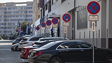 P�emíra zna�ek se zákazem stání v ulici Hráského na Praze 11. (3. zá�í 2024)