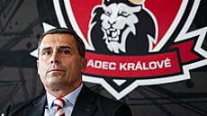 Generální mana�er Ale� Kmoní�ek na tiskové konferenci hokejového klubu...