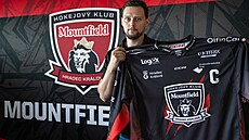 Kapitán hradeckých hokejist� Tomá� Pavelka p�edstavil na tiskové konferenci...