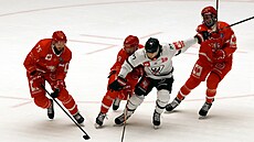 Richard Nedomlel, Patrik Hrehor�ák a Daniel Kurovský (zleva) nahán�jí...