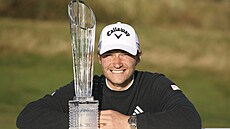 Dánský golfista Rasmus Höjgaard s trofejí pro vítze Irish Open.