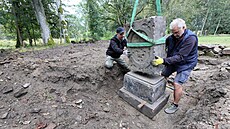Restaurátor Ji�í Pavlík a archeolog Filip Prekop (v �epici) znovu postavili...