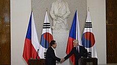 �eský prezident Petr Pavel a jihokorejský prezident Jun Sok-jol p�i setkání na...