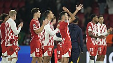 Ladislav Krej�í (18) se spoluhrá�i z Girony po proh�e s PSG v Lize mistr�.