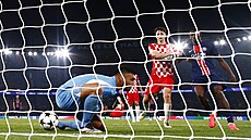 Ladislav Krej�í (uprost�ed) sleduje, jak mí� mí�í do sít� Girony v utkání s PSG.