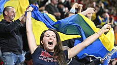 Ukrajinská fanynka na zápase s �eskem.