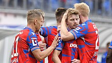 Plze�tí fotbalisté slaví gól do sít� Olomouce.