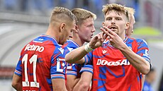 Pavel �ulc (vpravo) se svojí typickou oslavou po gólu proti Olomouci.