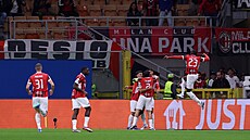 Hrá�i AC Milán slaví gól do sít� Liverpoolu.