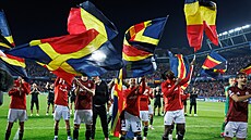 Spar�an�tí fotbalisté slaví s vlajkami p�ed kotlem výhru nad Salcburkem.