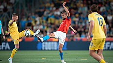 �eský kapitán Tomá� Sou�ek (vpravo) v souboji o mí� v utkání s Ukrajinou.