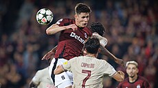 Stoper Sparty Martin Vitík v hlavi�kovém souboji b�hem utkání se Salcburkem.