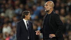 Trenér Manchesteru City Pep Guardiola pozoruje zápas s Interem Milán.