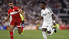 K�ídelník Realu Madrid Vinícius Júnior (vpravo) vede mí� v utkání se...
