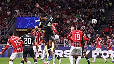 Ibrahima Konaté z Liverpoolu hlavi�kuje do sít� a srovnává zápas s AC Milán.