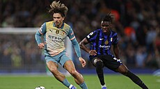 Jack Grealish (vlevo) v akci bhem zápasu s Interem Milán.