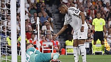 Kylian Mbappé podává ruku brankái Stuttgartu po jednom ze souboj.