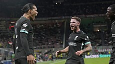 Virgil van Dijk (vlevo) slaví se spoluhrá�i gól do sít� AC Milán.