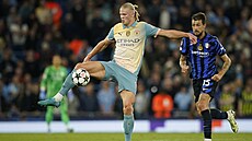 Erling Haaland z Manchesteru City si zpracovává mí v utkání s Interem.