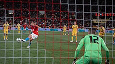 Tomá� Sou�ek prom��uje penaltu v utkání s Ukrajinou.