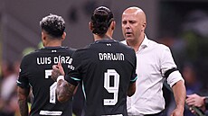 Trenér Liverpoolu Arne Slot udílí instrukce st�ídajícím hrá��m v zápase s AC...