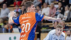 Dominik Skopár z Plzn� st�ílí na ji�ínskou bránu. Sleduje ho Ond�ej Brádler.