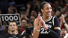 Aja Wilsonová z Las Vegas Aces se dokala ovací, jako první v historii WNBA...