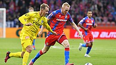 Luká� Juli� (vlevo) z Olomouce a Václav Jemelka z Plzn� bojují o mí�.