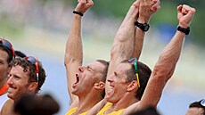 Drew Ginn (vlevo) slaví s par�ákem Duncanem Free zlatou vesla�skou medaili z...