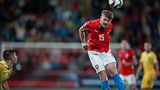 eský fotbalista Pavel ulc hlavikuje v zápase s Ukrajinou.