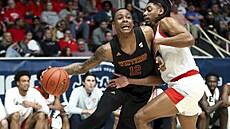 Cory Hightower (12) v dresu univerzity Winthrop úto�í na ko� Radfordu.